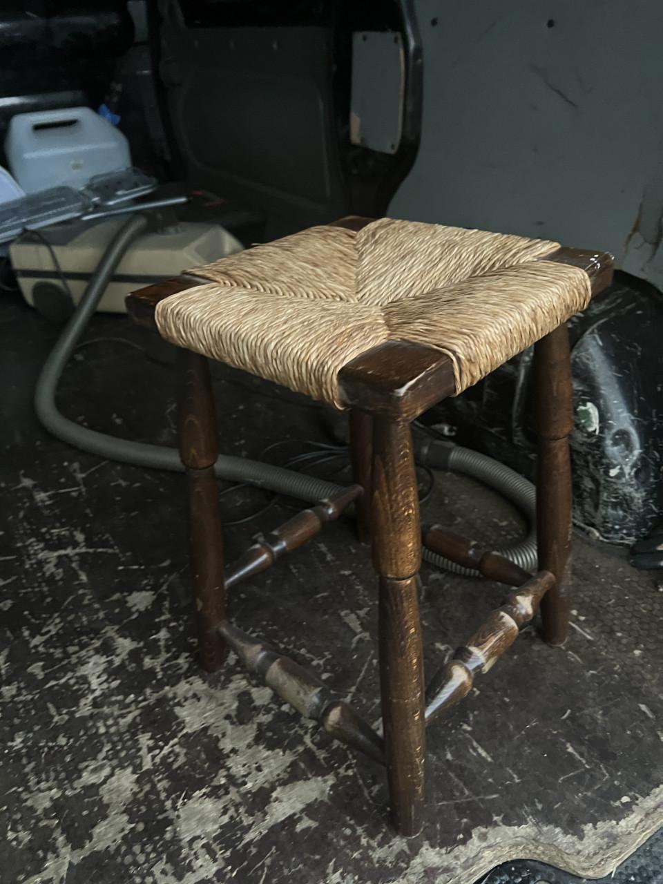 Rustiek krukje van hout en stro uit 1950