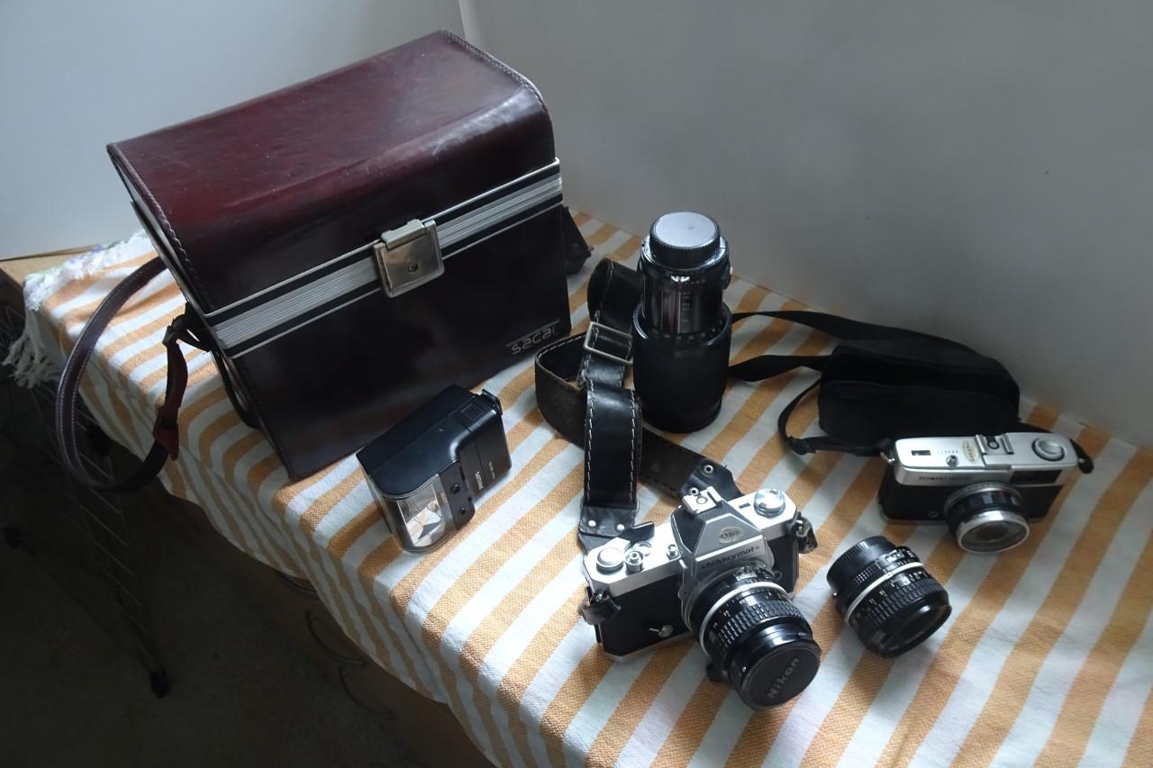 Analoge vintage fotocamera's in koffer