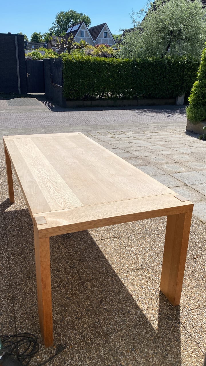 Grote tafel 225 cm met 6 bijpassende stoelen.