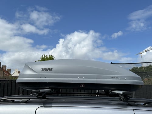 Thule Pacific 200 dakkoffer + dwarsstangen