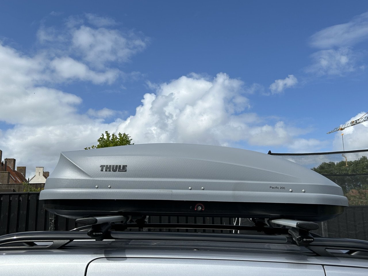 Thule Pacific 200 dakkoffer + dwarsstangen