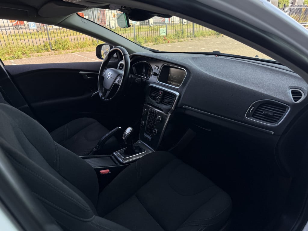 Volvo V40 1.6 t2 r-design | navi | cruise | stoelverwarming | parkeersensor