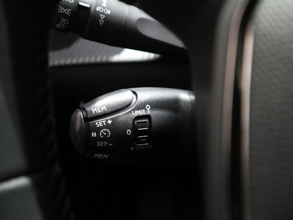Peugeot E-2008 ev active 50 kwh | 31.000km! | navigatie | apple carplay/and