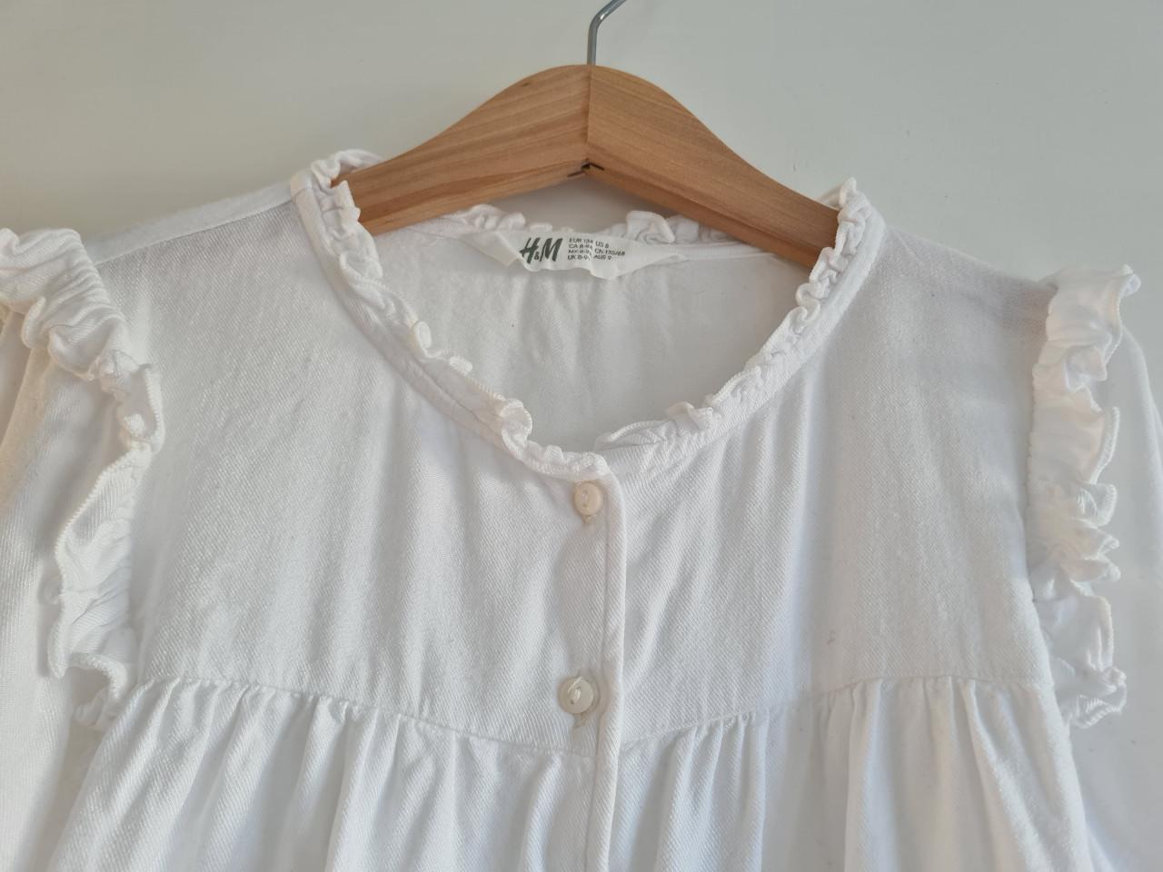 Mooi wit blousje met roezels van H&M Maat 134