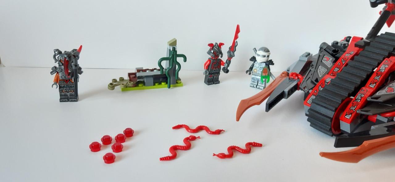 LEGO NINJAGO 70624:  Vermillion Invasievoertuig