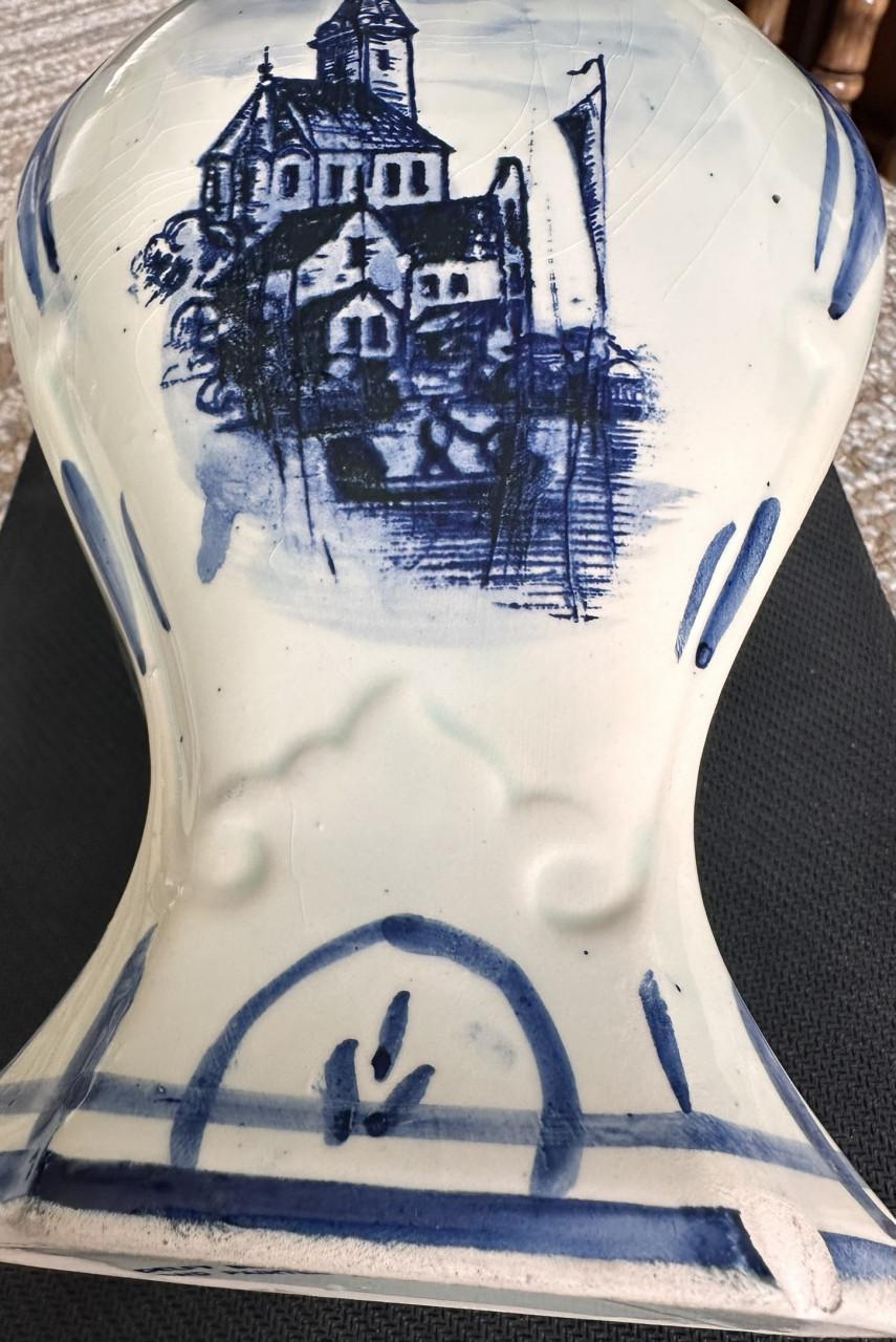 MOOI DELFTS BLAUW KASTSTEL : HAND BESCHILDERD.