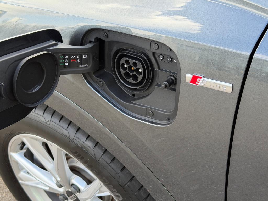 Audi Q3 45 tfsi e s-line | panoramadak | leder | sonos | carplay | led | ca