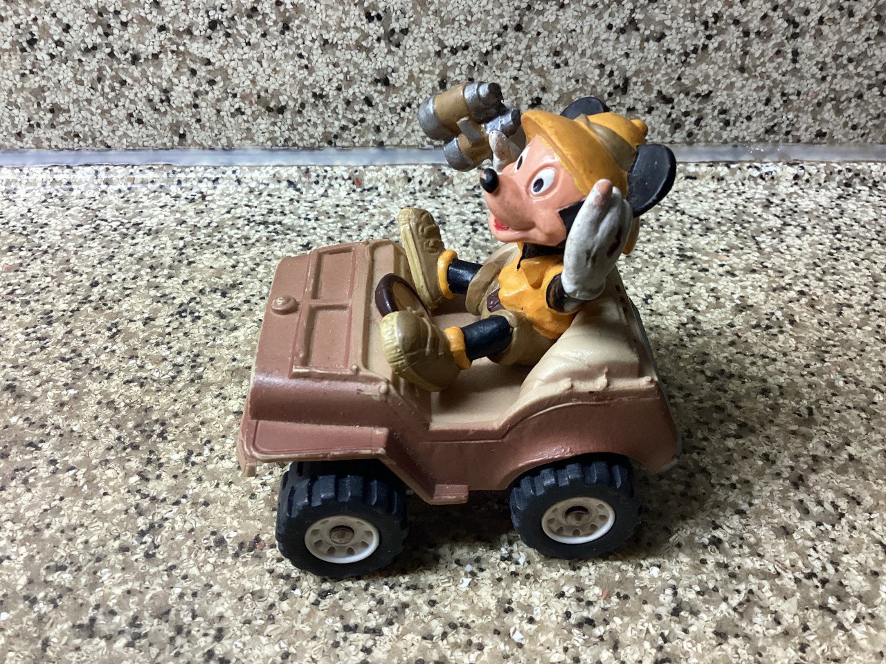 Micky Mouse op Safari.      BULLYLAND.     Handpainted.