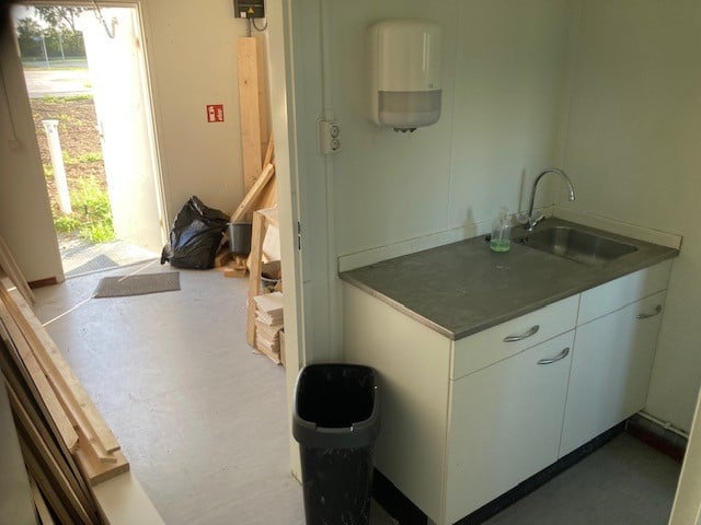 Kantoorunits 4 stuks en toilet unit