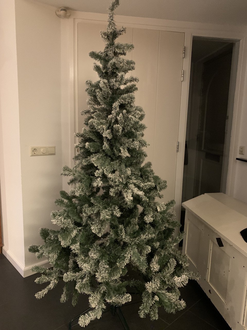 Kerstboom  met sneeuw 2.15 m. Intratuin