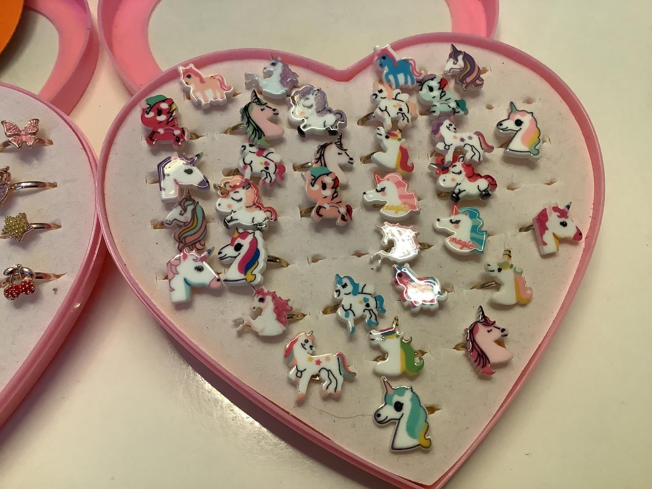 Partij leuke kinderringen. ( partij 76)