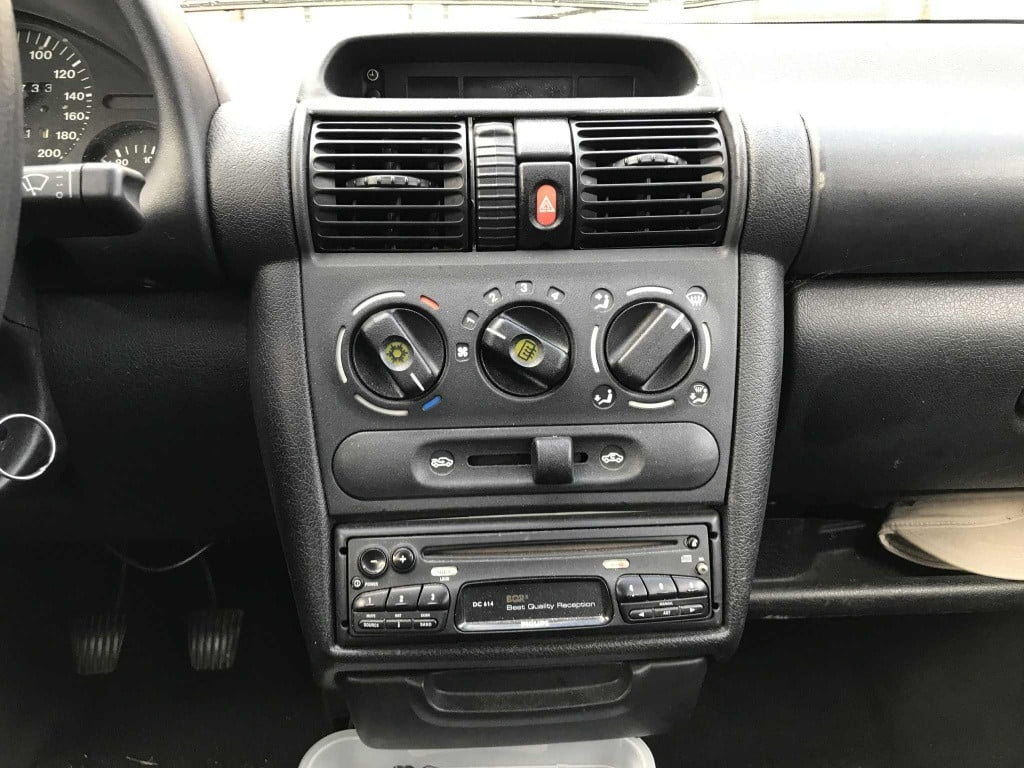 Opel Corsa 1.2i-16v strada