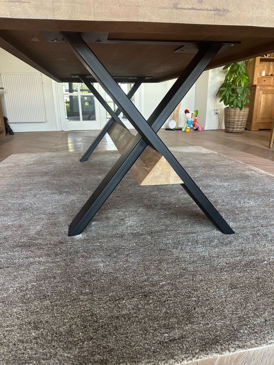 Zeer nette eettafel met 6 stoelen