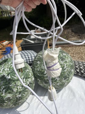 2 textiele bollen met snoeren
