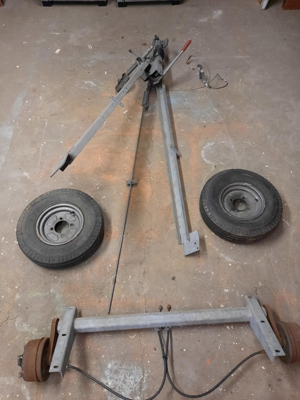 Aanhanger trailer onderstel geremde as met dissel en neuswiel