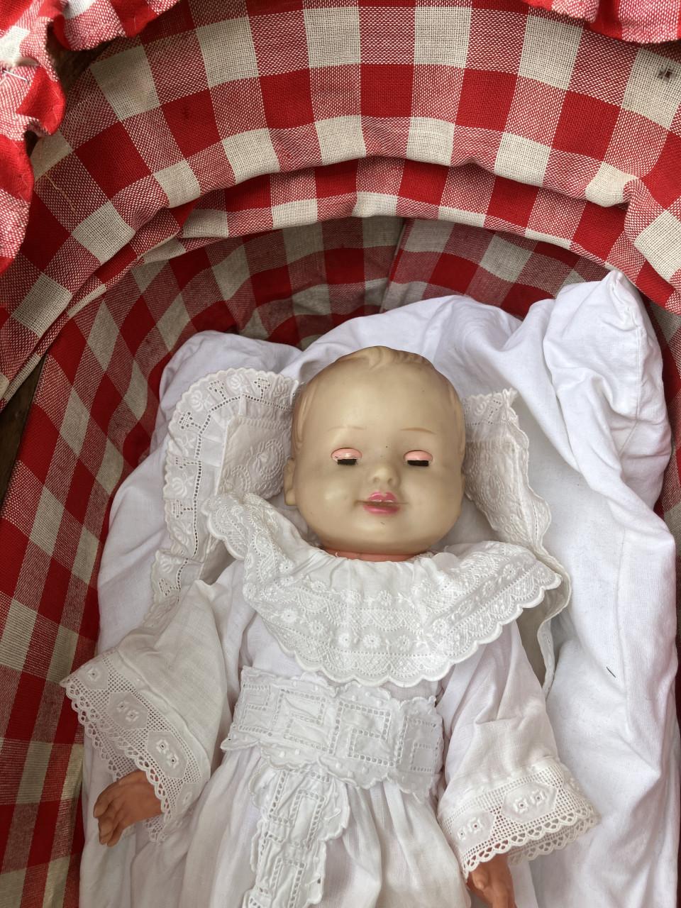 Schattige poppenwagen met pop