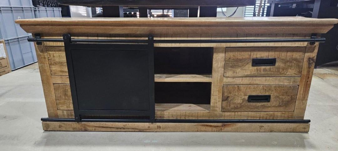 Prachtig mangohouten tv-meubel met afmetingen 140x40x55cm (bxdxh).