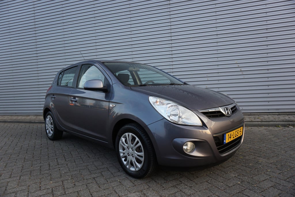 Hyundai I 20 1.2i dynamicversion airco / elektr. ramen / parkeers. / nap