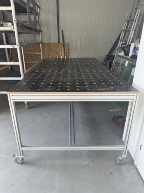 Werkbank met gatenpatroon