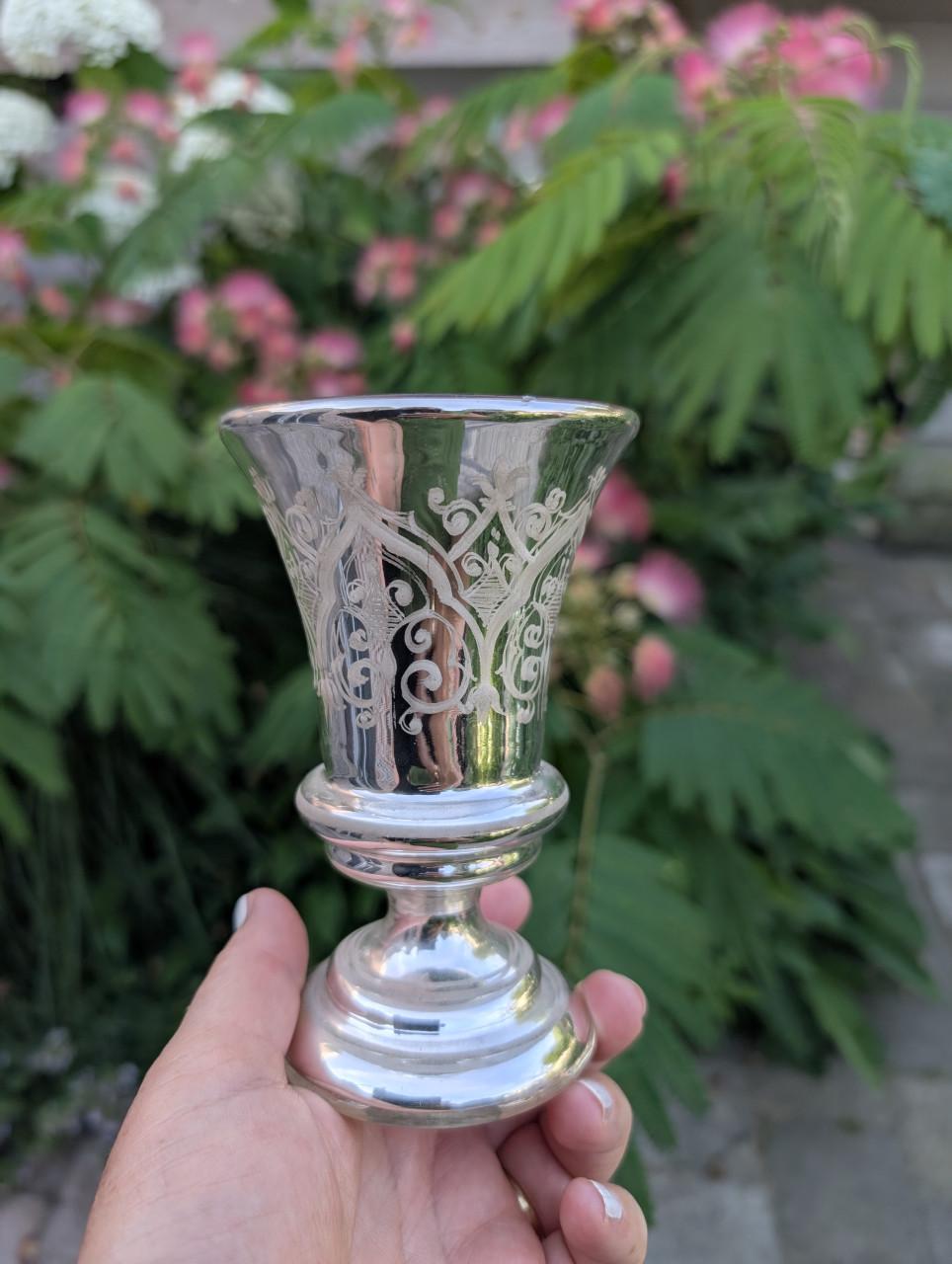 Verzilverd armeluisglas / kelk met gegraveerd decor- vintage