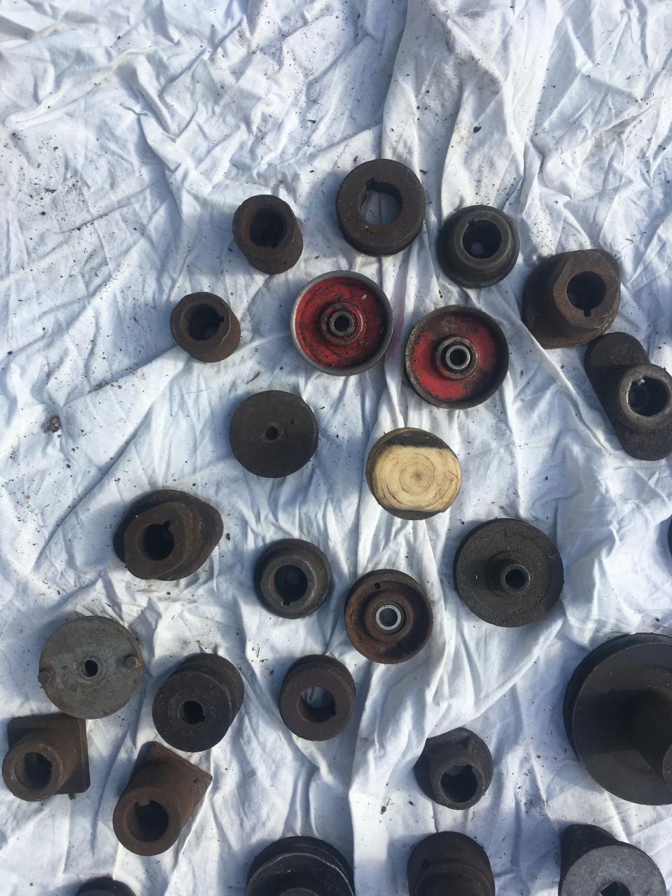 Diverse pullys en meshouders voor grasmaaiers in gebruikt staat