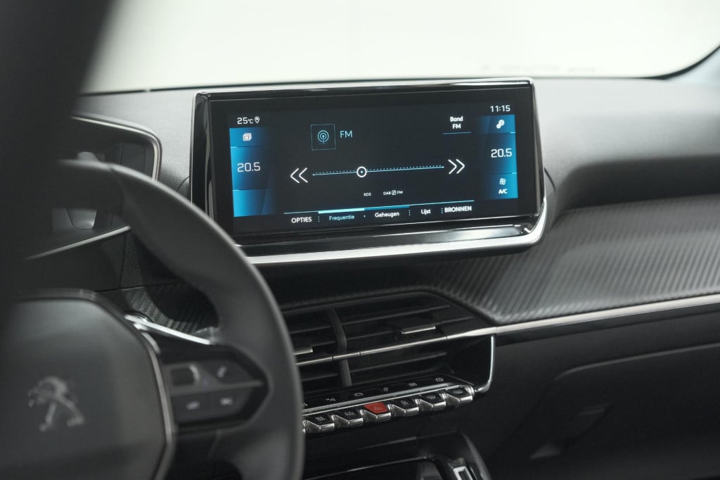 Peugeot 208 puretech 100 allure | camera | navigatie | parkeersensoren | ap