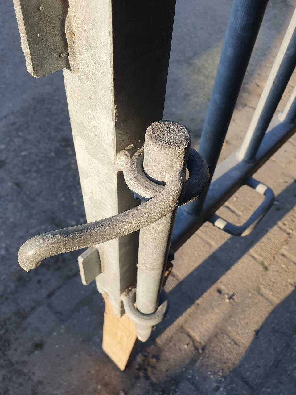 Degelijk stalen gegalvaniseerd hek, poort voor tuin of weide.