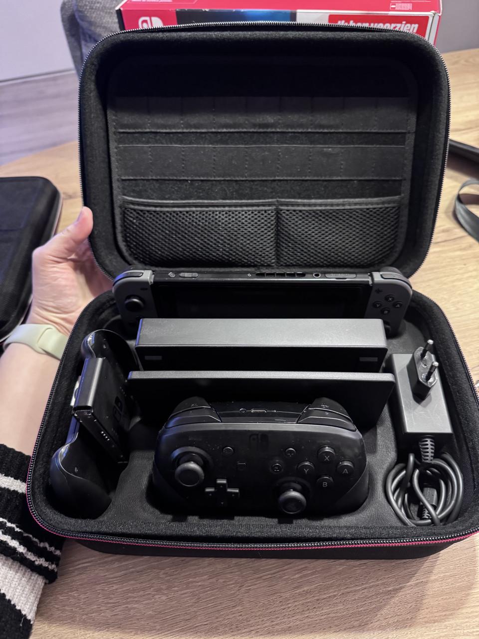 Nintendo Switch V1 grijs met accessoires.