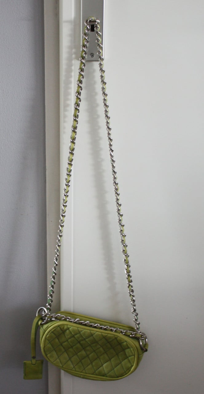 Groene schouder tas met metalen band