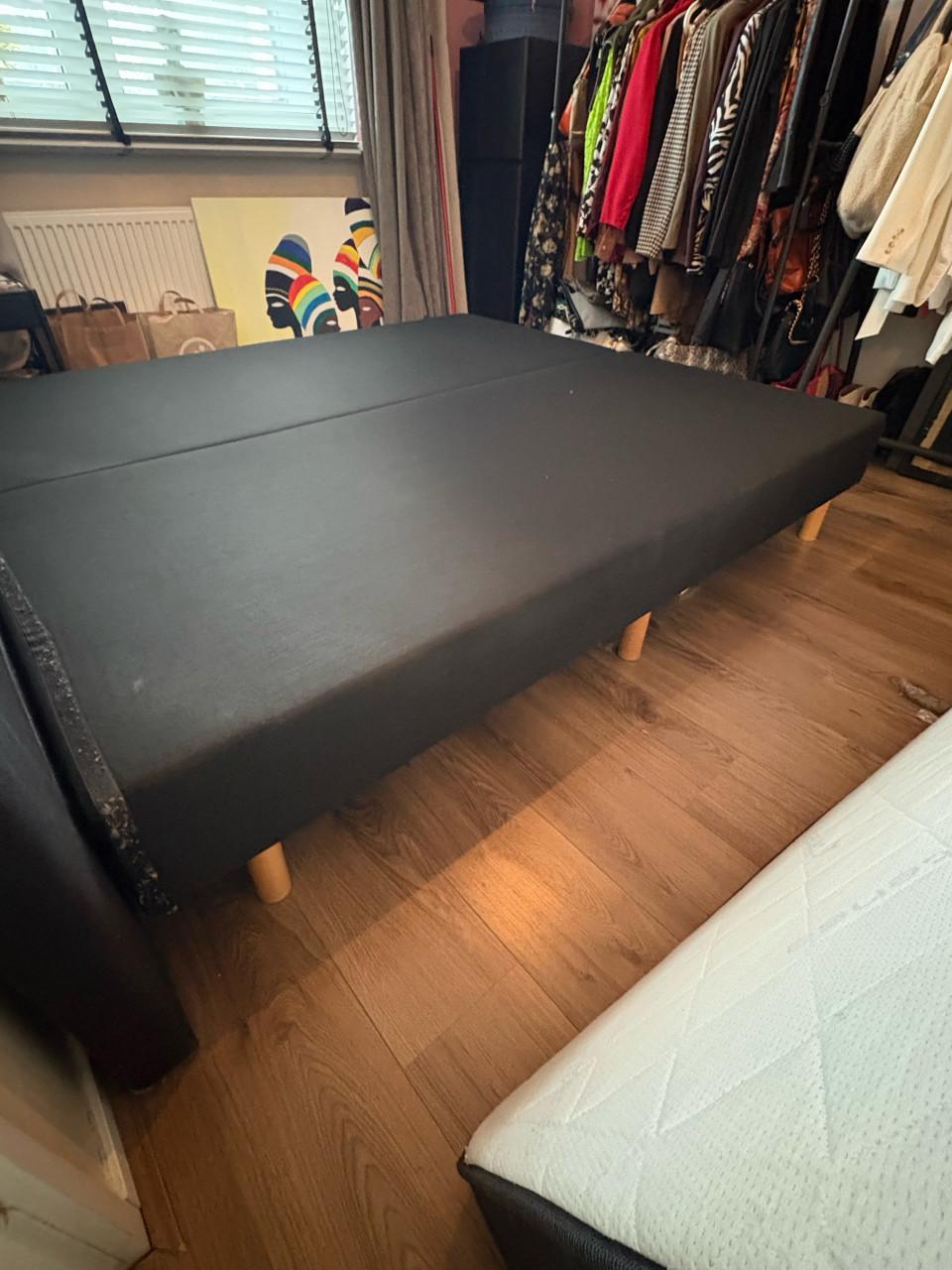 Grote zwarte boxspring met 2 aparte bedden.(Exclusief matrassen).