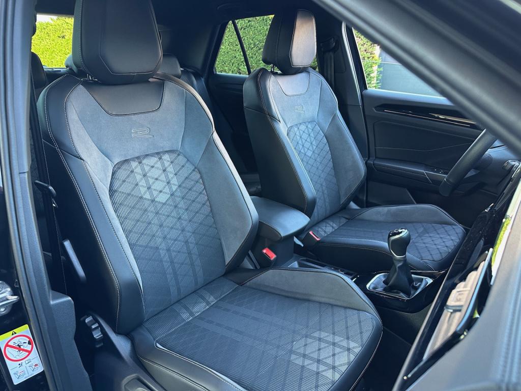 Volkswagen T-roc 1.5 tsi 150pk r-line | black style | keyless | navi | adap