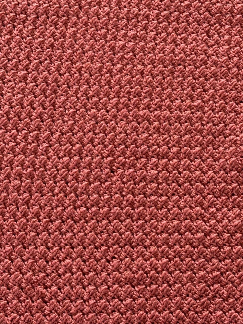 Handgehaakte koraalkleurige deken – 100 x 150 cm