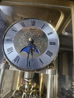 Prachtige duitse Hermle Jaarpendule tafelklok in nette en werkende staat