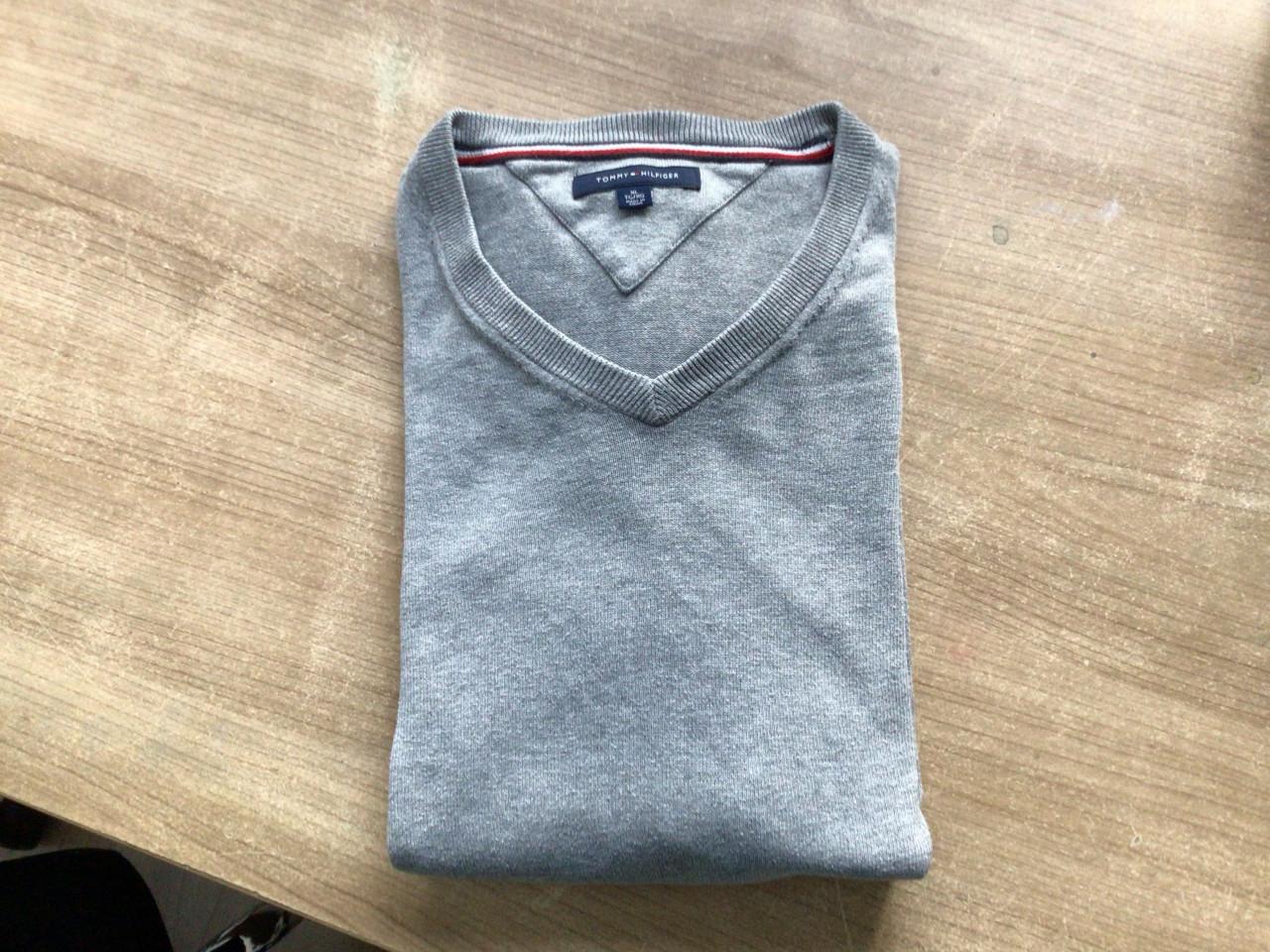 Mooie Tommy Hilfiger trui met V-hals. Grijs. Maat XL.