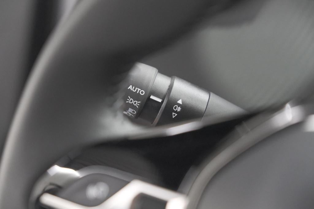 Peugeot 2008 puretech 100 allure | apple carplay | parkeersensoren | climat