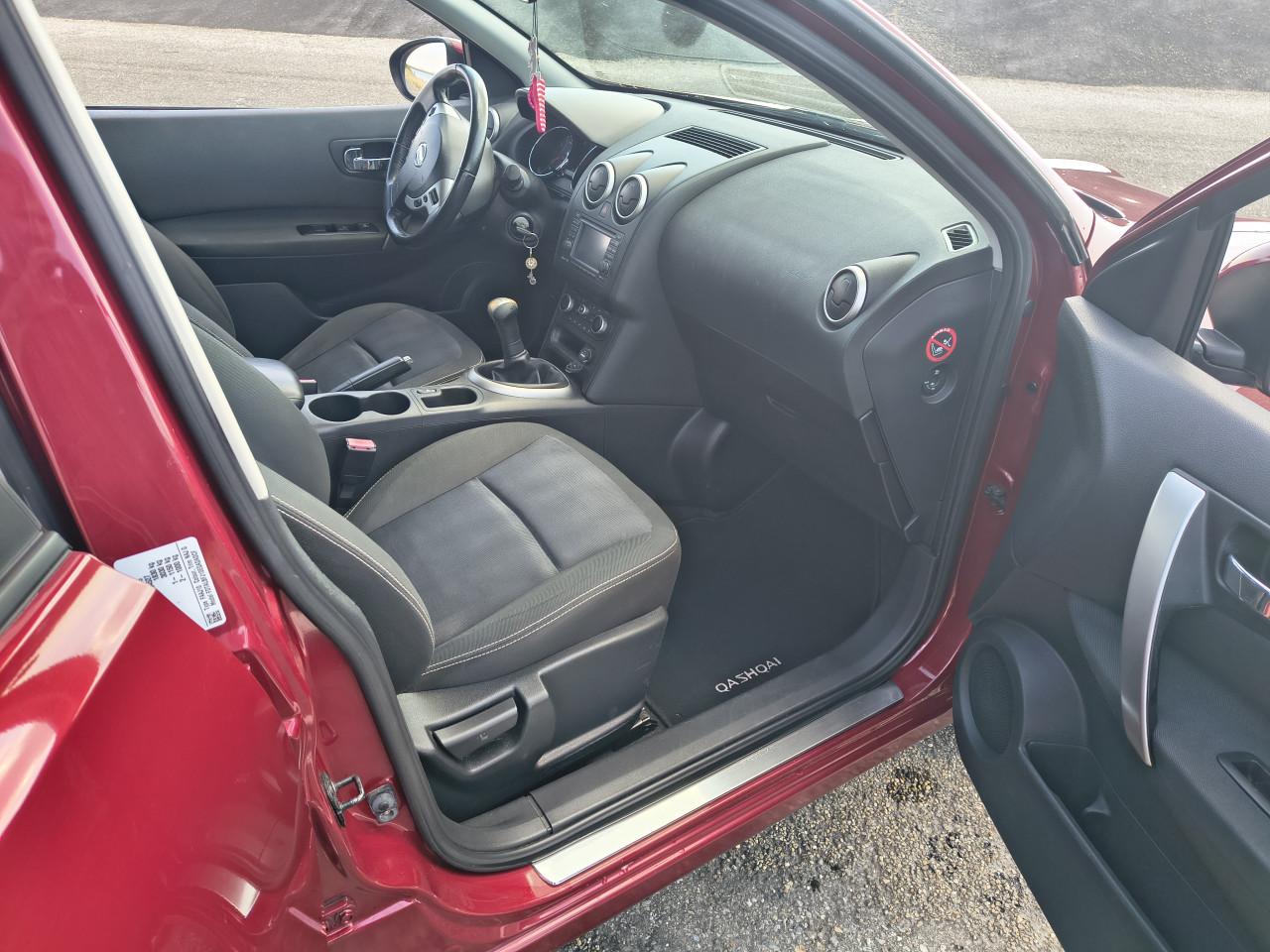Nissan Qashqai cherry rood.