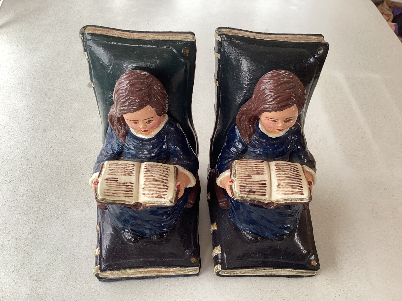 2 hele leuke zware boekensteunen.