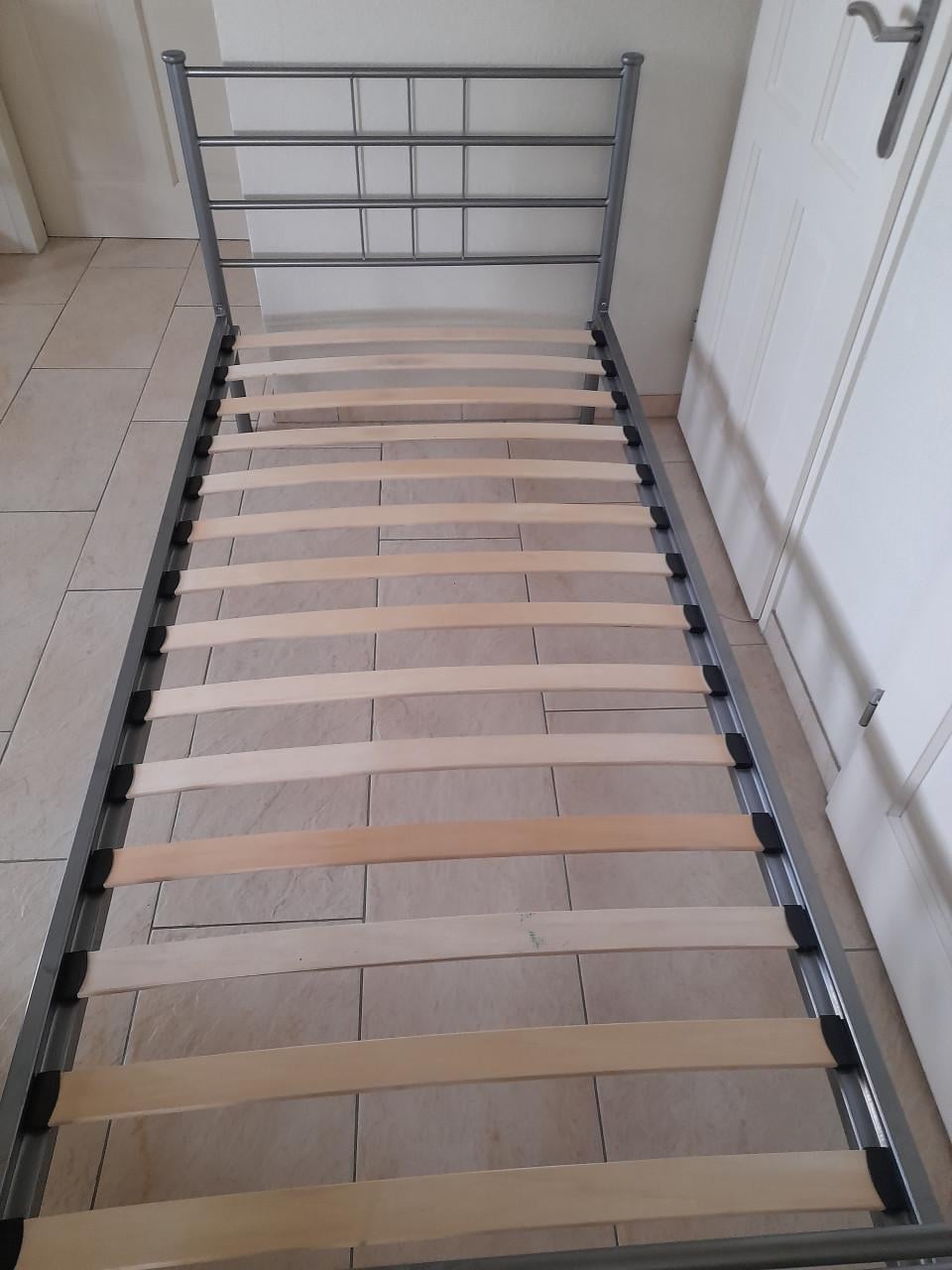 Grijs metalen bed 90 x 200 ( in goede staat)