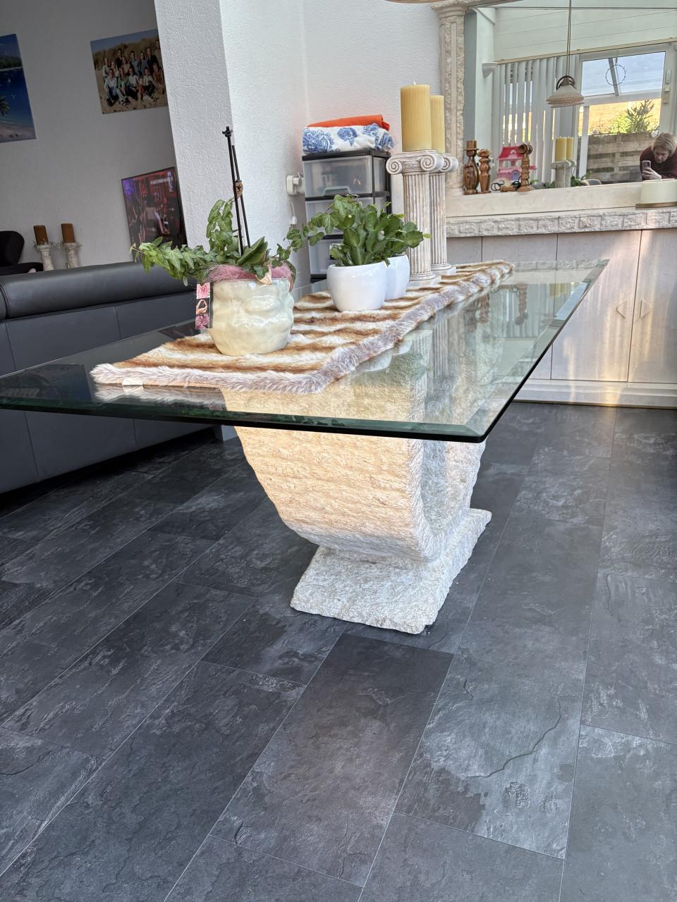 Eettafel, dressoir en bijzettafel