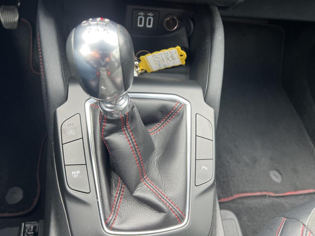 Ford Kuga 1.5 ecoboost 150pk 2wd st-line x voorruitverwarming , stoel en st