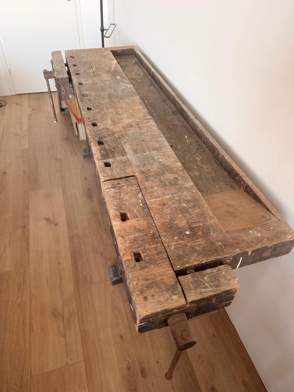 Oude houten school werkbank