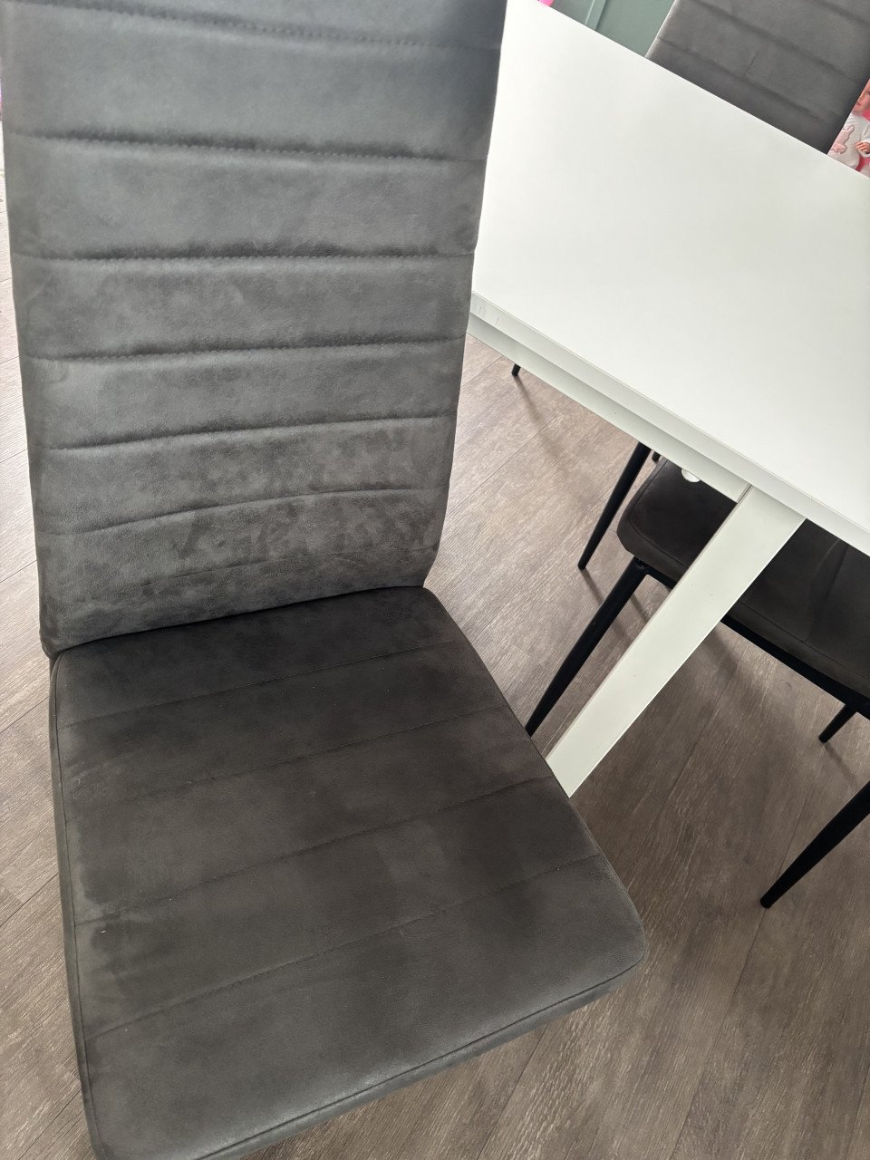 Wit tafeltje met 4 stoelen