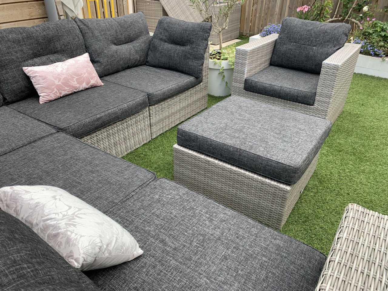 Loungeset riet, met kussens en tafel en stoel