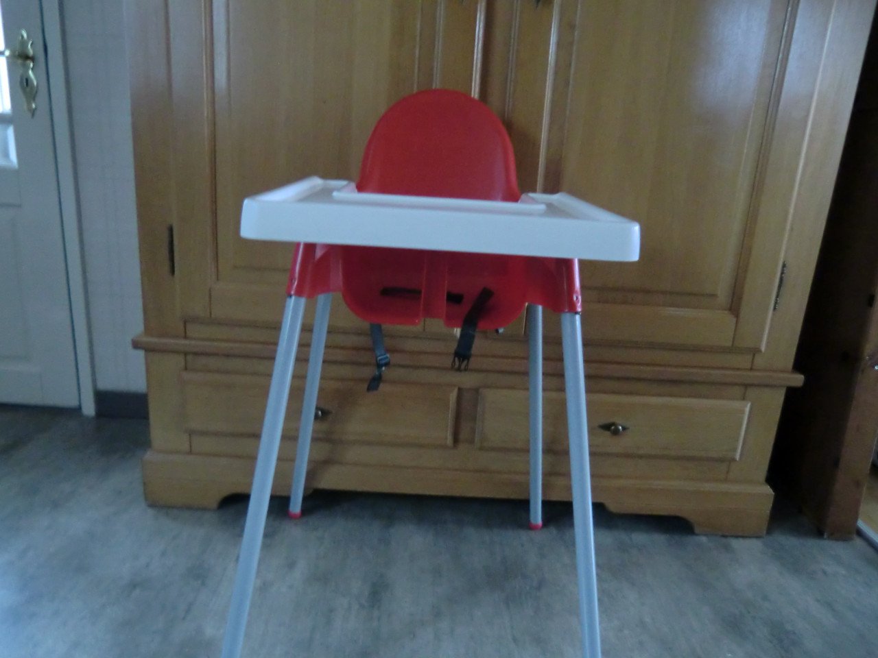 2 kuststof kinderstoelen met blad
