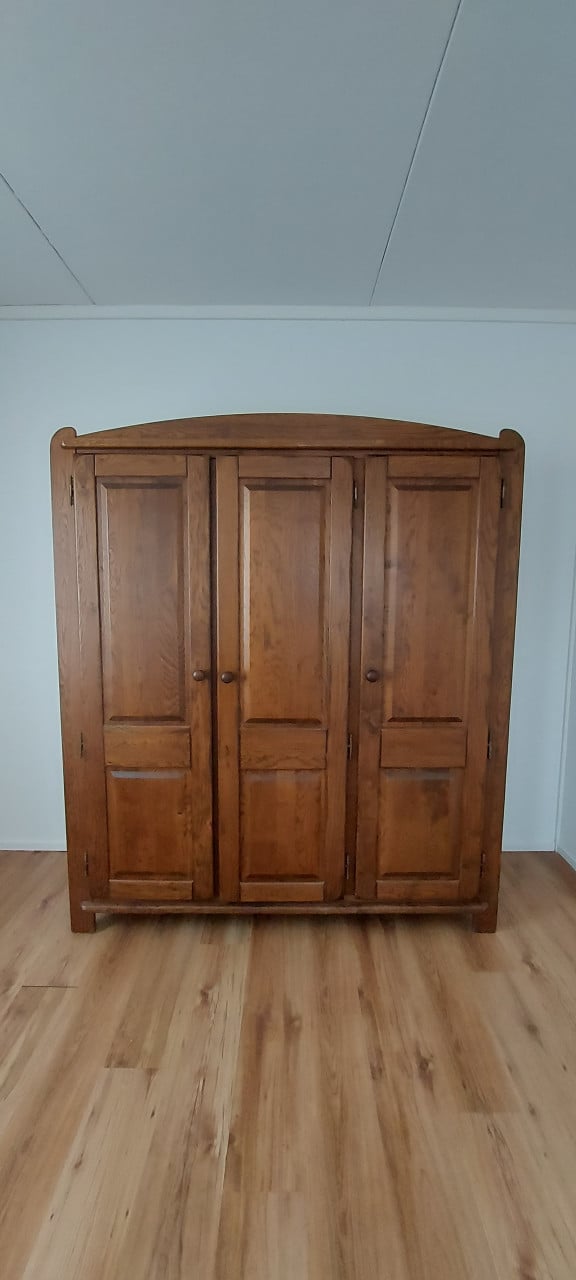 Donker eiken kledingkast