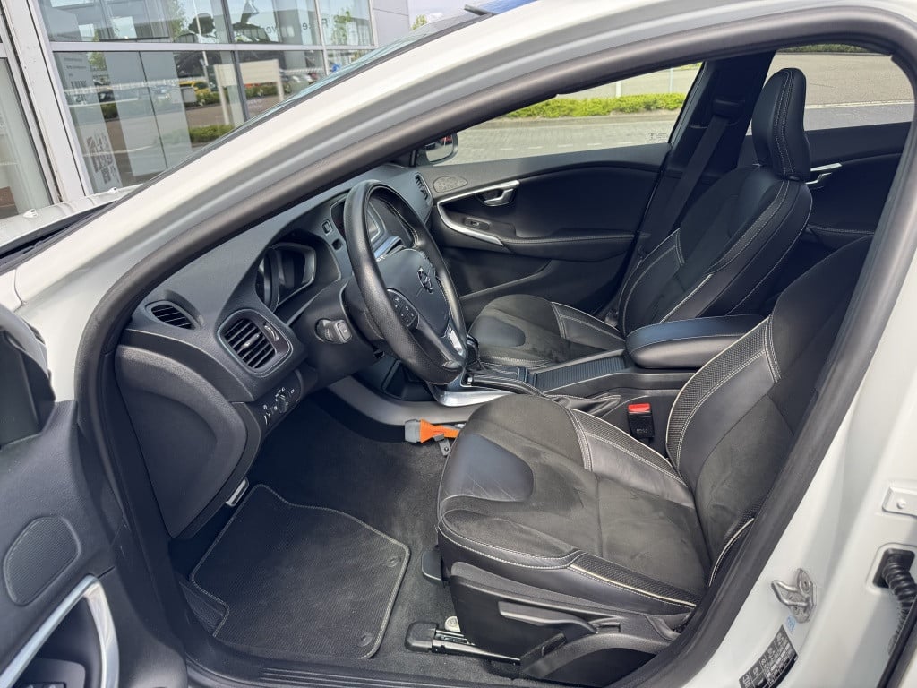 Volvo V40 t3 153pk polar+ sport| panodak| trekhaak| camera| h&k sound