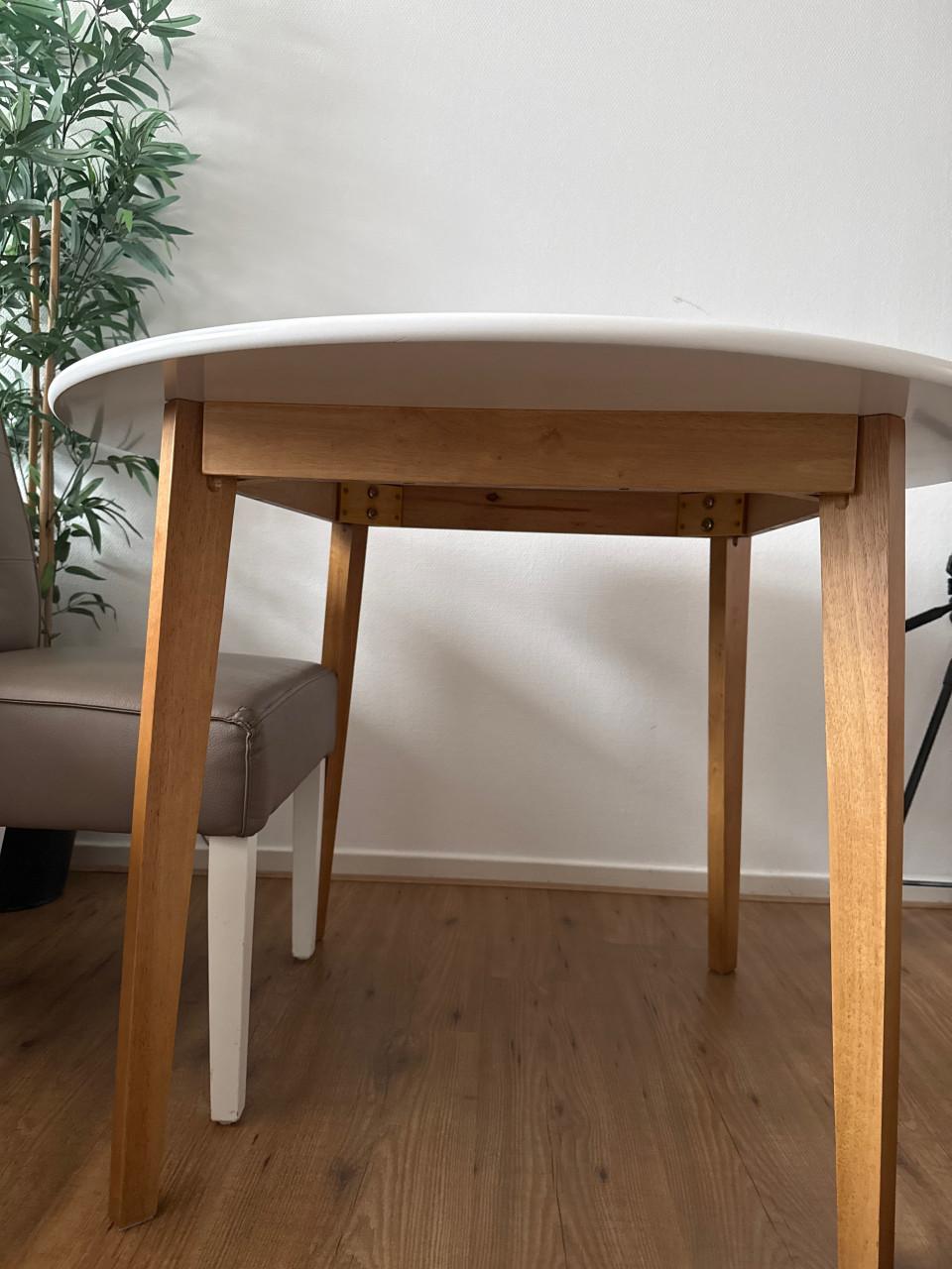Mooie ronde eettafel