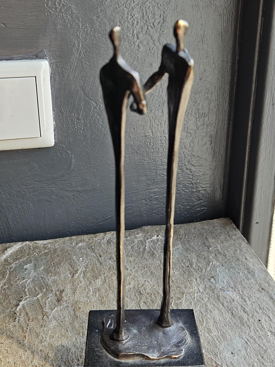 Modern bronzen beeld Corry Ammerlaan op marmeren sokkel
