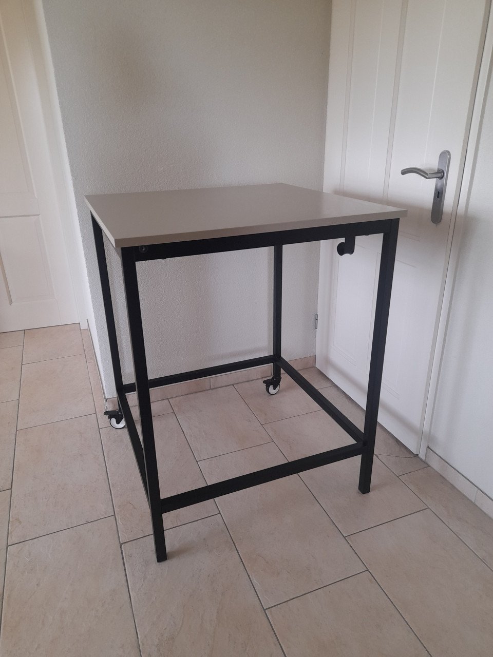 Stevige Statafel / Vergadertafel met wielen  80 x 80 x 102H  z,g,a,n,