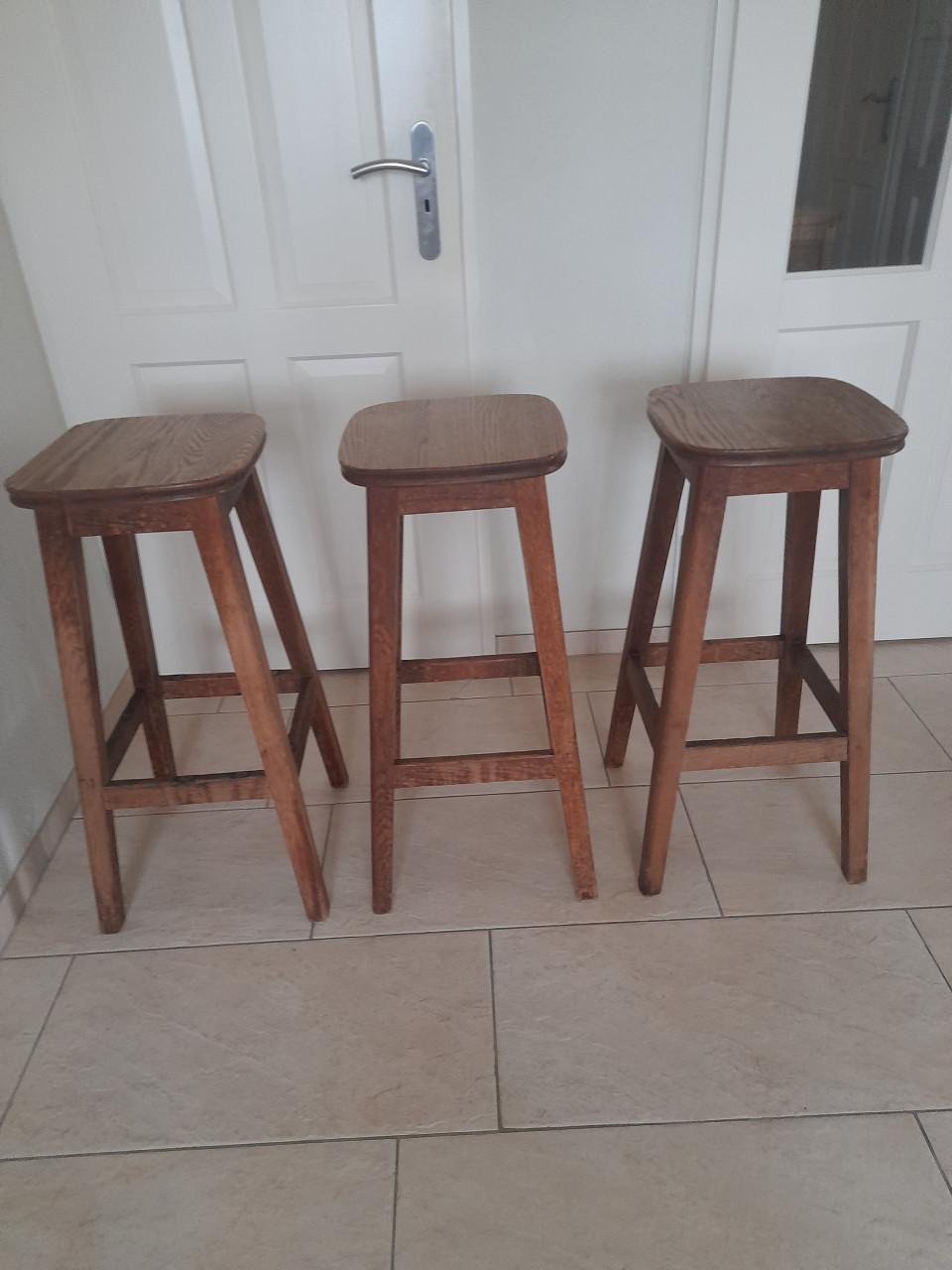 3 Barkrukken (doorleefd hout ) in goede staat !